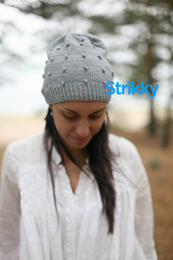 Простое вязание спицами: женская шапка с шишечками