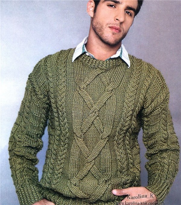 Элегантный пуловер оливкового цвета вязанный спицами