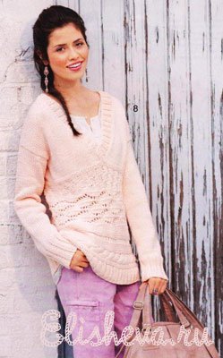 Нежно розовый пуловер с узорами вязаный спицами и крючком