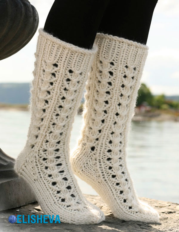 Высокие носки с кружевным узором от Drops Design, вязаные спицами