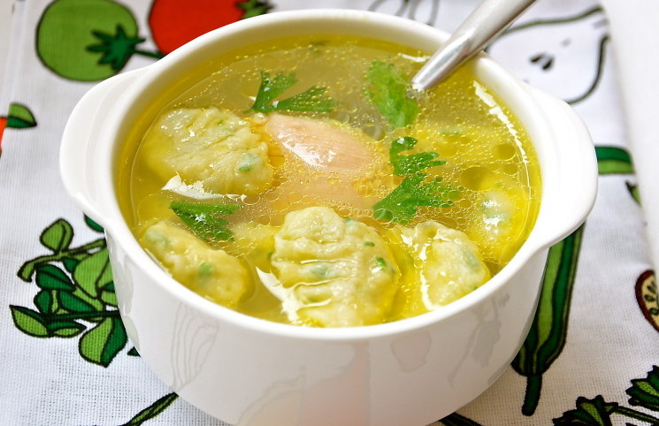 Сытный куриный суп с воздушными клёцками, рецепт с фото
