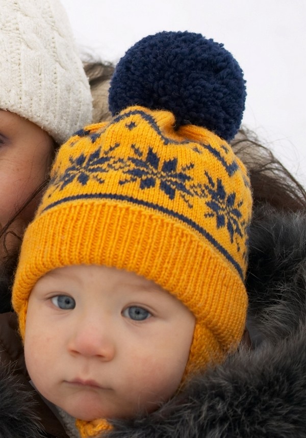 Детская шапочка с норвежским узором вязанная спицами