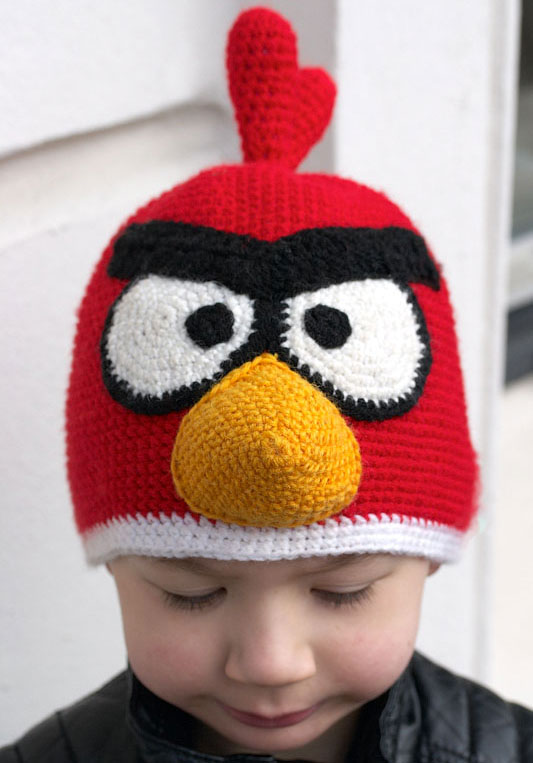 Яркая шапка-птичка Angry Birds вязанная крючком