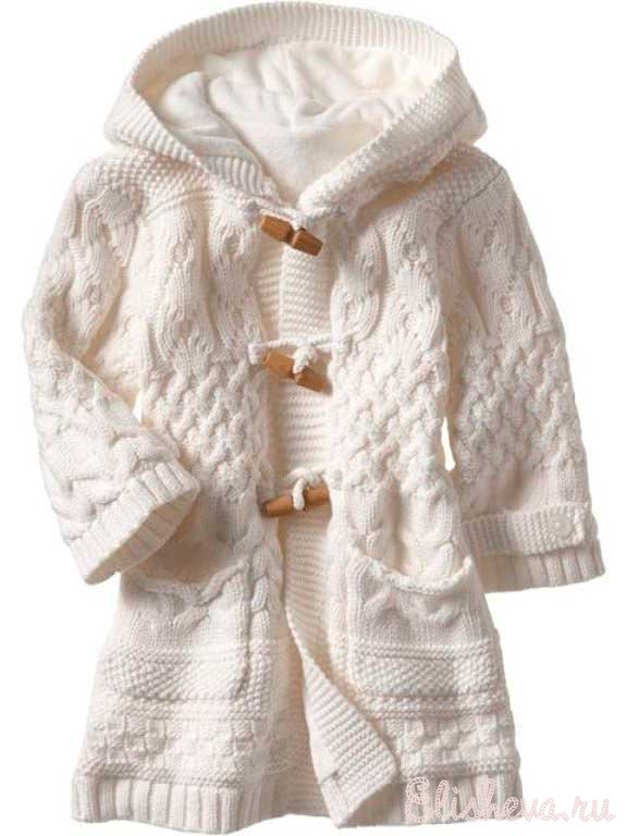 Белое пальто для девочки вязаное спицами и крючком