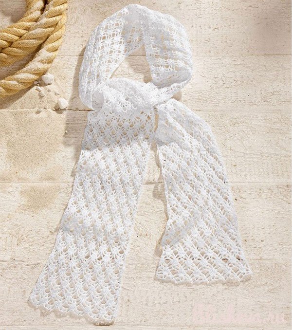 Ажурный белый шарф связанный крючком