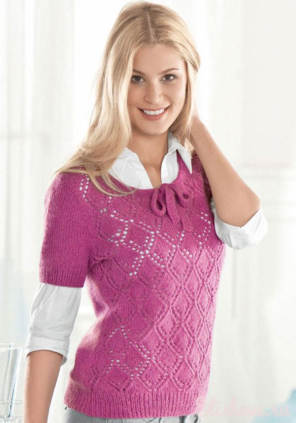 Пуловер розового цвета с короткими рукавами вязаный спицами