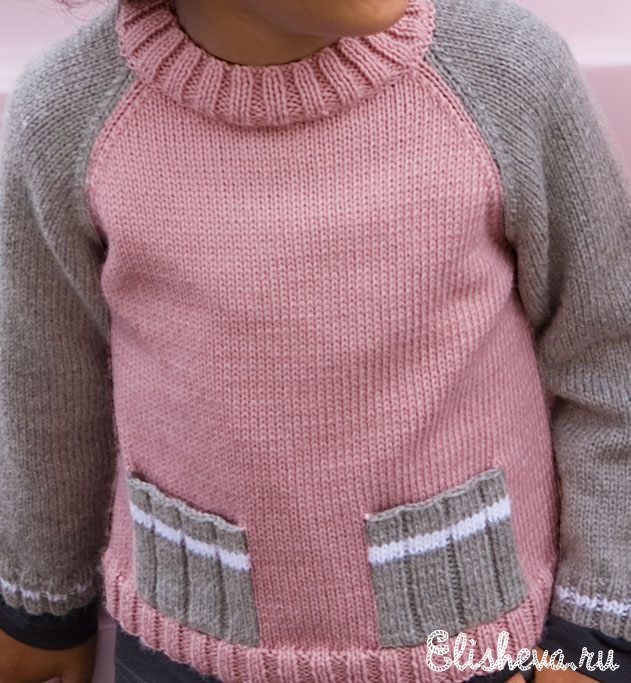 Детский серо-розовый свитерок с карманами вязаный спицами