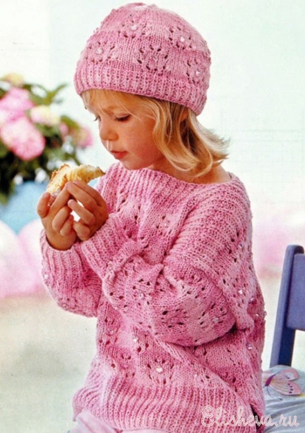 Розовый пуловер и шапочка для девочки вязаные спицами