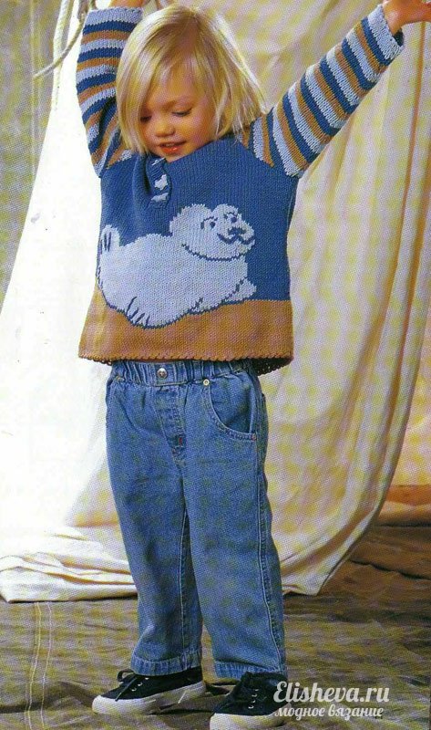 Детский пуловер с тюленем вязаный спицами