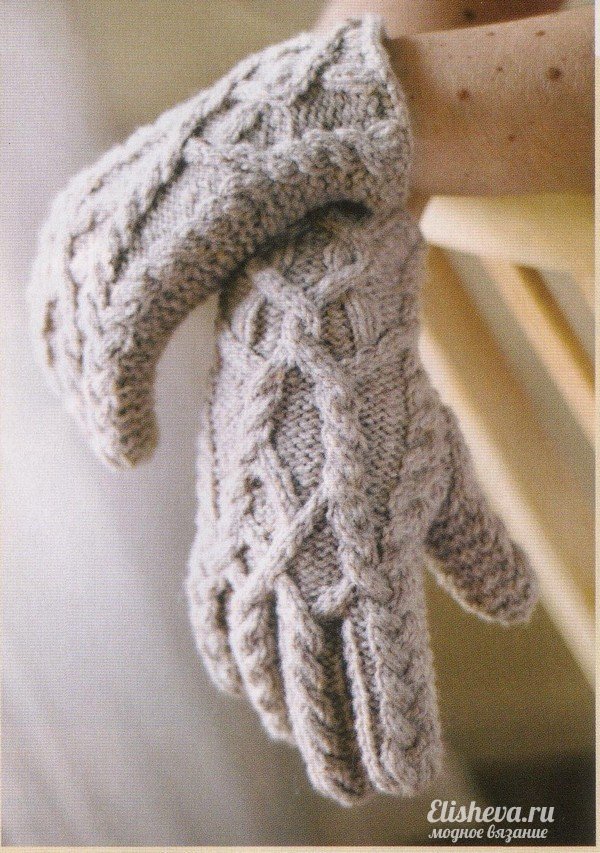 Стильные женские перчатки в узлах-узорах вязаные спицами