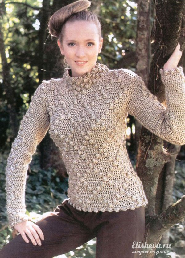 Бежевый пуловер "Ромбик" с шишечками вязаный крючком
