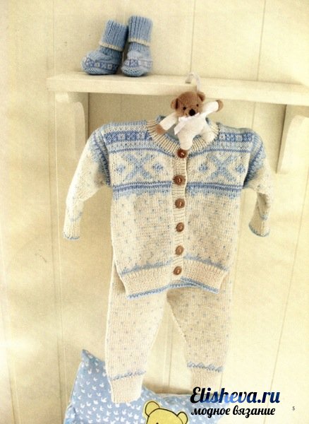 Бело-голубой костюмчик для малыша вязаный спицами