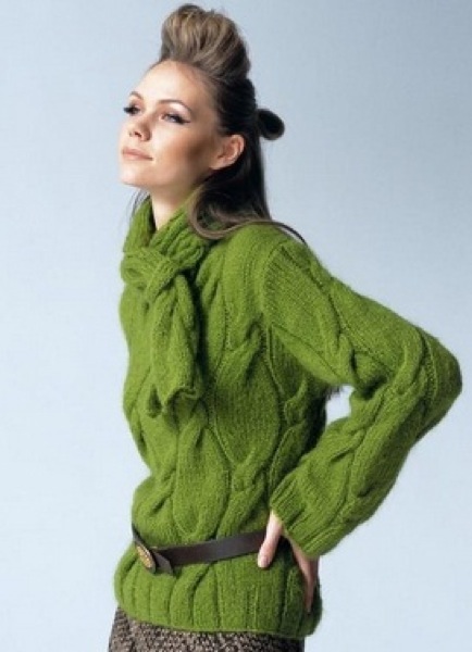 Модный пуловер с объемным узором вязаный спицами