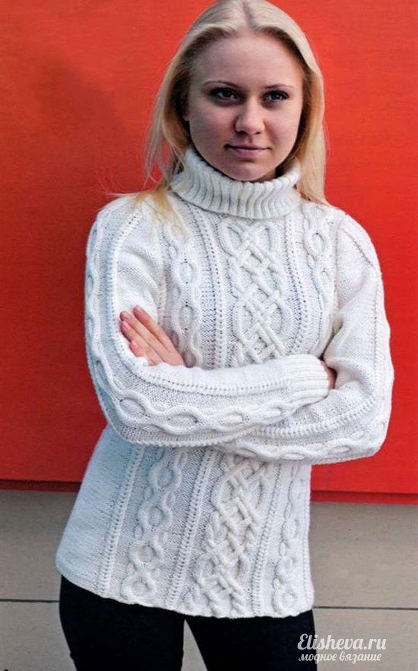 Белый свитер с аранским узором вязаный спицами