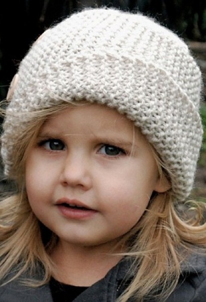 Стильная детская шапка с косым подворотом. Вязаная спицами