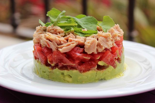 Полезный салат Тимбал из авокадо и тунца. Рецепт с фото