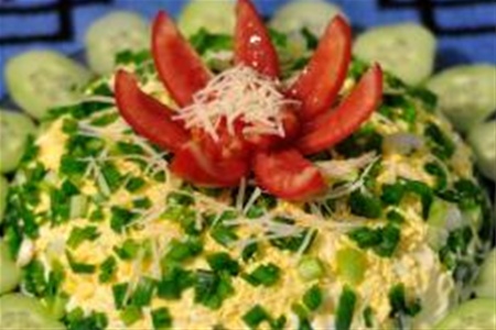 Необычный слоеный салат с яйцами и тунцом. Рецепт с фото
