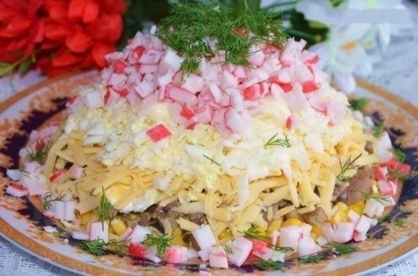 Новогодний салат с крабовыми палочками и грибами. Рецепт