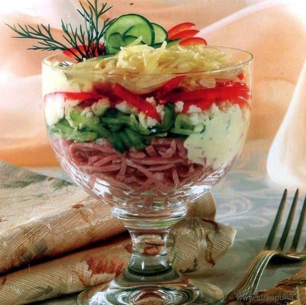 Новогодний салат-коктейль с ветчиной и сыром. Рецепт
