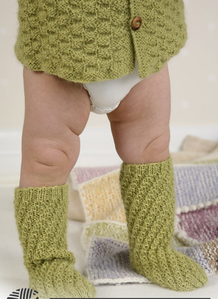 Носочки для малыша "Робин гуд" от Drops Design. Вязаные спицами