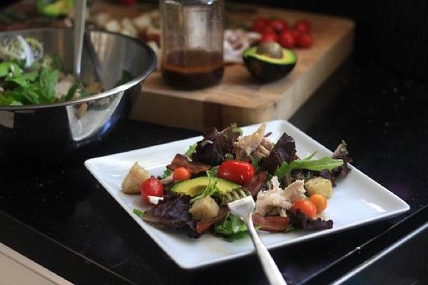 Экзотический, но простой салат с курицей, авокадо и сухариками. Пошаговый рецепт с фото + Видео