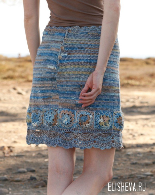 Меланжевая юбка «Голубая мечта» с ажурными узорами от Drops Design, вязаная крючком