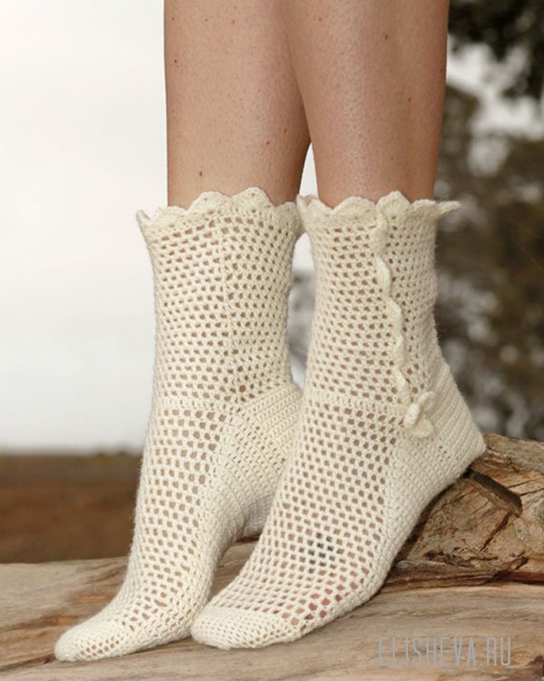 Нежные носки в романтическом стиле, с ажурными элементами, от DROPS Design, вязаные крючком