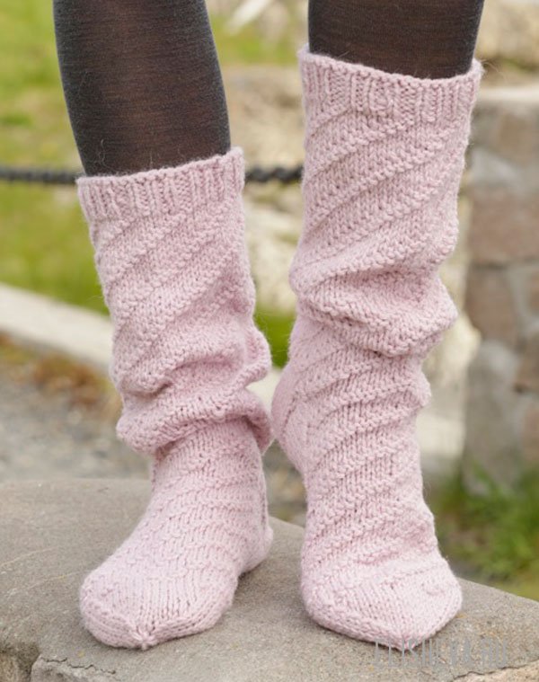 Уютные, высокие носки от DROPS Design, вязаные спицами