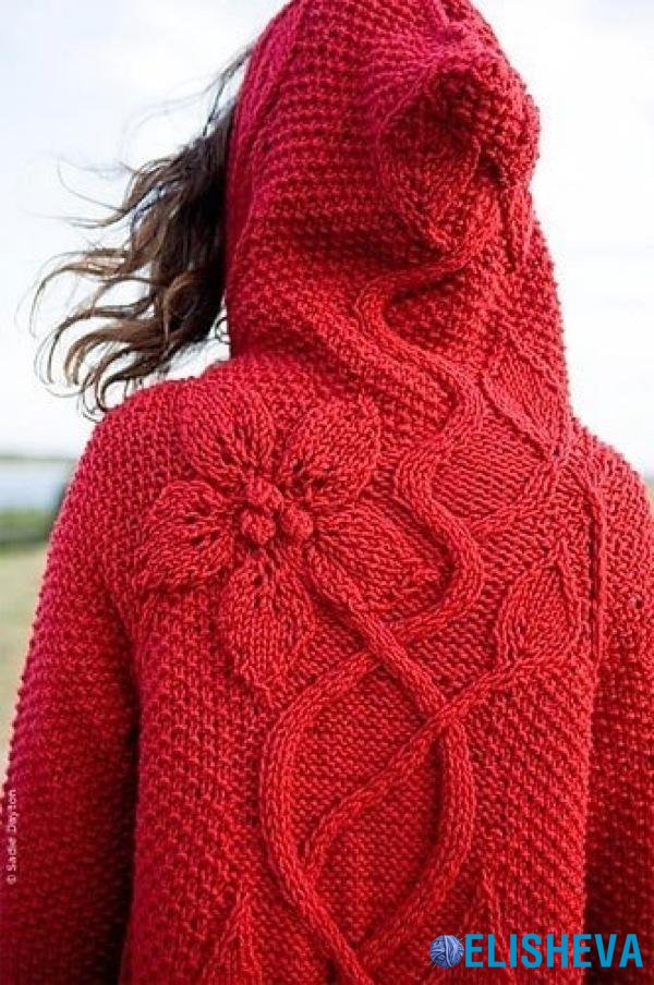 Красное пальто с капюшоном, декорированное крупными цветами от Mari Muinonen, вязаное спицами