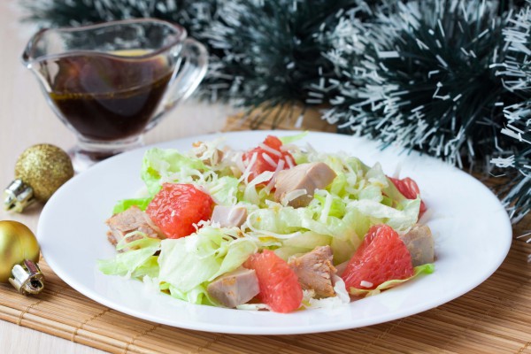 Новогодний салат из курицы с грейпфрутом, рецепт с фото