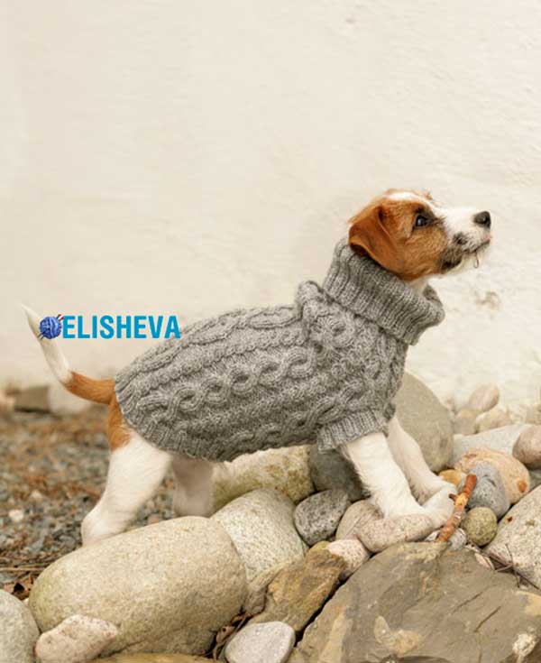 Пальто для собаки с рельефным фантазийным узором от Drops Design, вязаное спицами