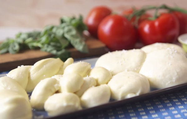 Как приготовить сыр Моцарелла в домашних условиях. Видео-рецепт