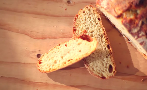 Как приготовить домашний хлеб без замеса в духовке. Простой видео-рецепт