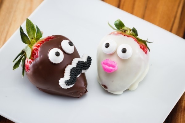 Романтический и веселый десерт: клубника в шоколаде. Рецепт с фото
