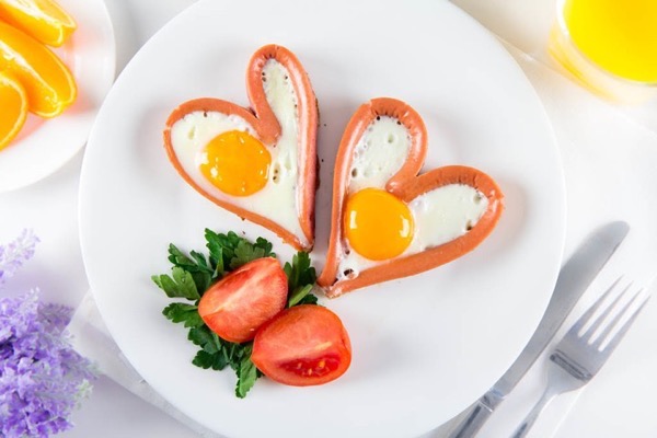 Романтический завтрак: яичница с сердцем из сосисок