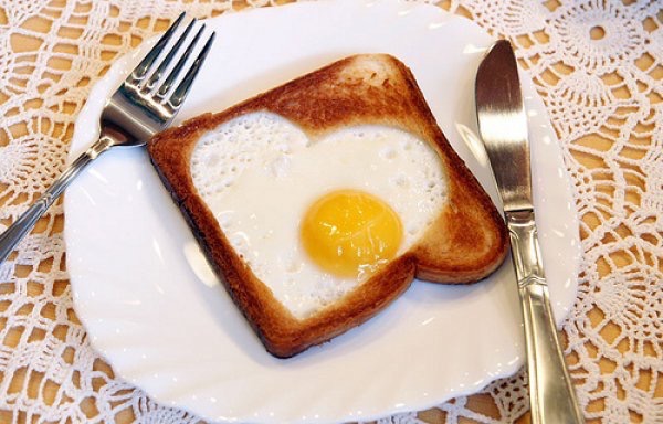 Романтический завтрак: сердечко из яйца в хлебе