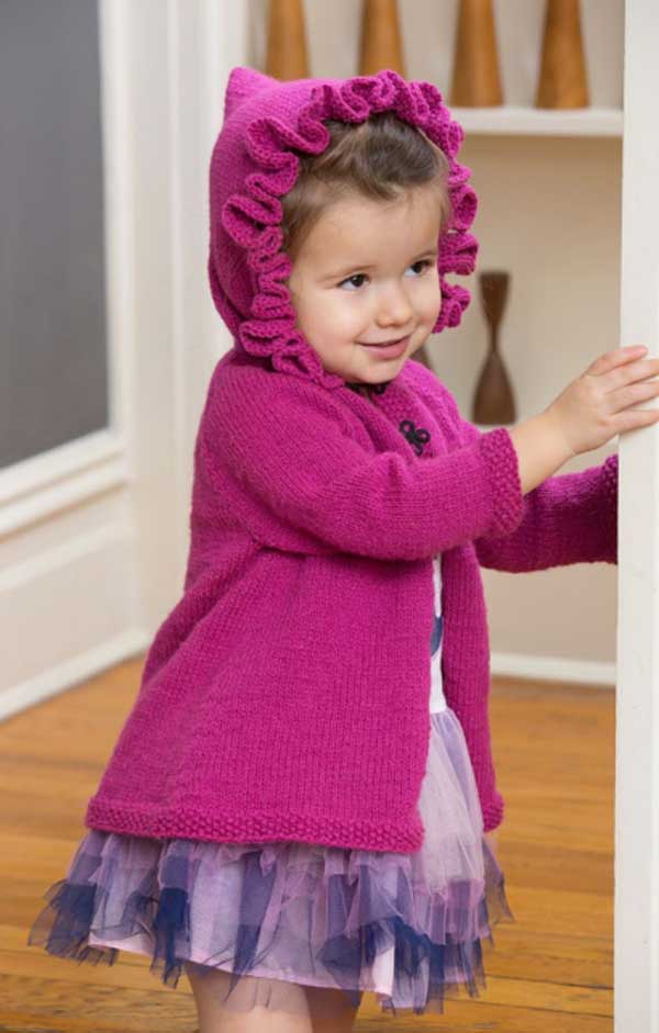 Пальто для девочки с капюшоном, вязаное спицами