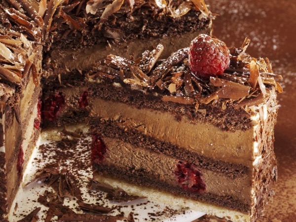 Бисквитный торт с малиновым ликёром «Шоколадный мусс». Рецепт с фото