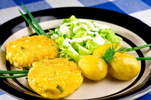 Вкусно и недорого: яичные котлеты и картофель с салатом. Рецепт с фото
