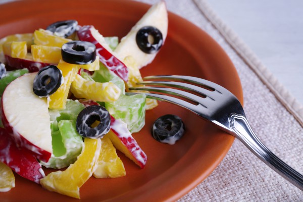 Салат из сельдерея, яблок, перца и маслин. Рецепт с фото