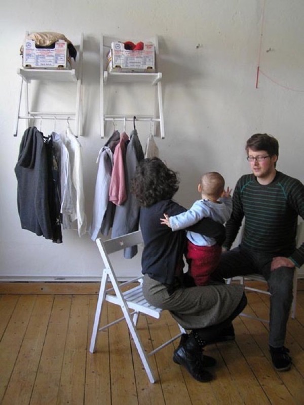 Необычное решение для маленькой квартиры: мобильный шкаф из складных стульев