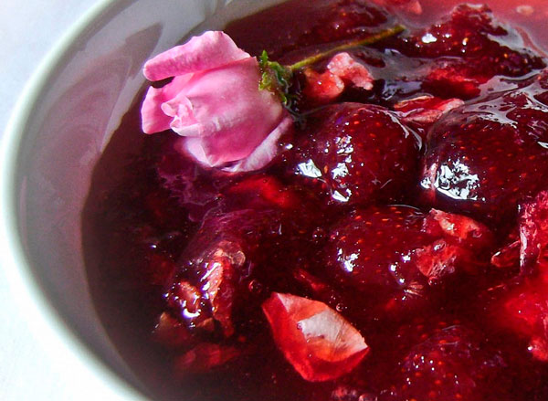 Клубничное варенье с чайной розой