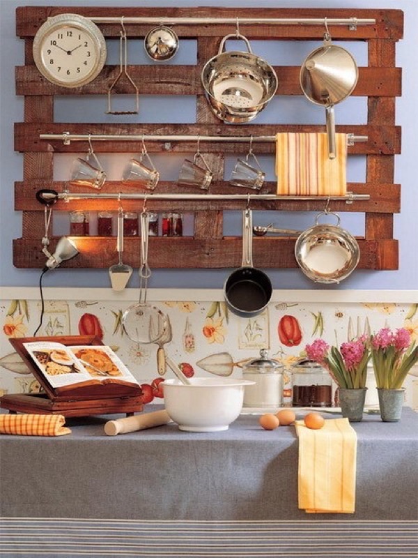 15 способов стильно разместить кухонные принадлежности прямо на стене