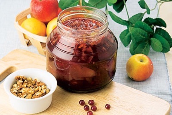 Варенье на меду с яблоками, клюквой и грецкими орехами