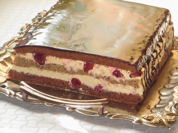 Шоколадно-бисквитный, праздничный торт с вишней "На день рождения"