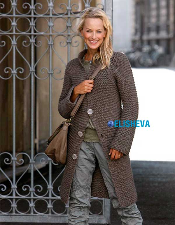 Повседневное, но красивое пальто для женщин, простое в вязании (спицами)