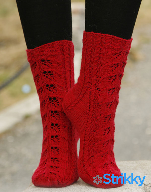 Ажурные носки «Autumn Glow» от Drops Design вязаные спицами
