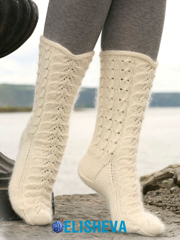 Красивые ажурные носки от Drops Design вязаные спицами