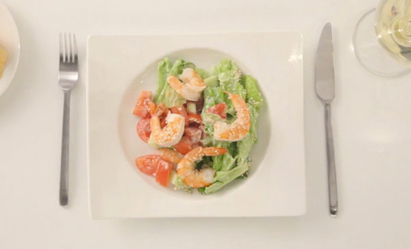 Видео-рецепт салата с креветками и кунжутом