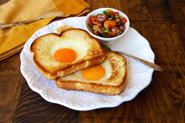 Быстрый и вкусный завтрак: яичница в хлебе
